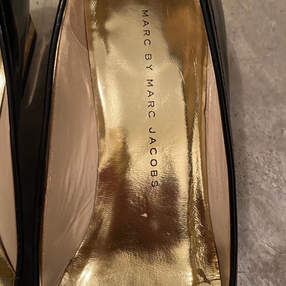 Authentic Marc Jacobs Patent Gold striped Pumps 34.5 (US 4.5) - Picture 2 of 6